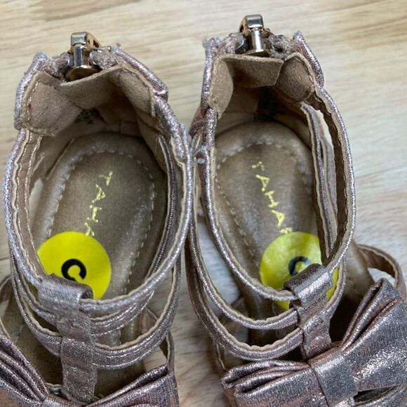 Tahari Baby ‘Skylar’ Gladiator Style Sandal, Metallic Rose Gold Toddler Size 5 - Picture 6 of 12